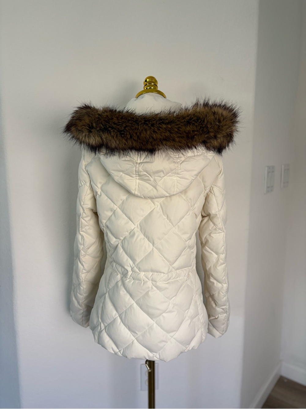 Guess Cream Quilted Puffer Jacket with Faux Fur Trim - Picture 3 of 10